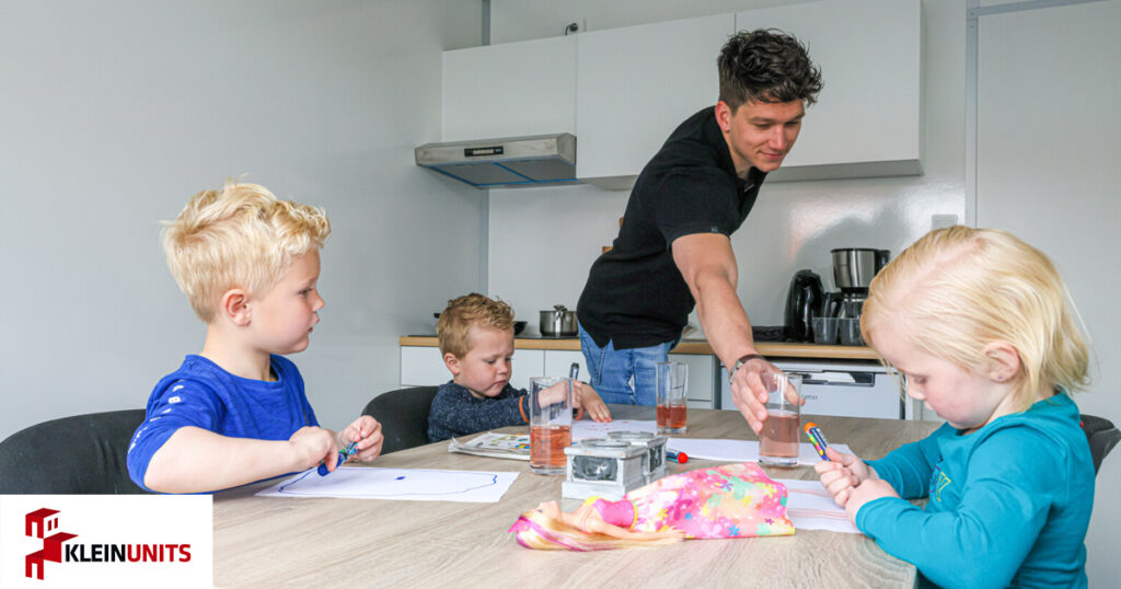 Afbeelding van een gezin aan eettafel tijdelijke woonunit huren