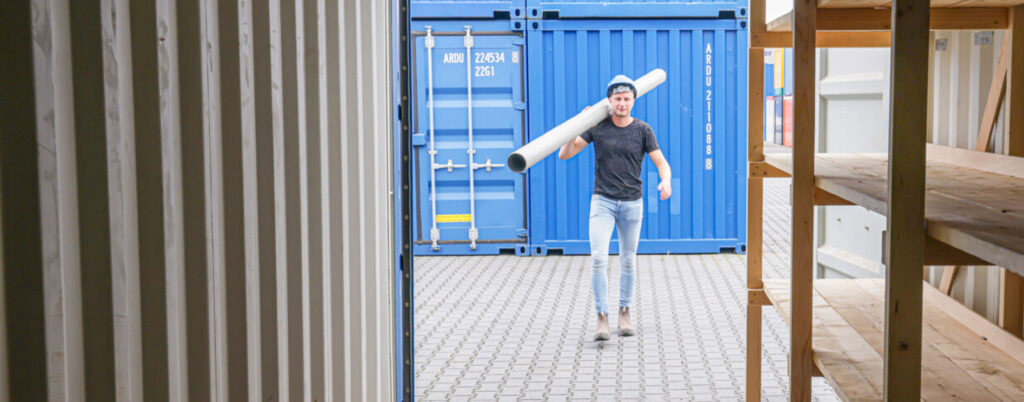 Iemand die iets in een tijdelijke opslag container plaatst.