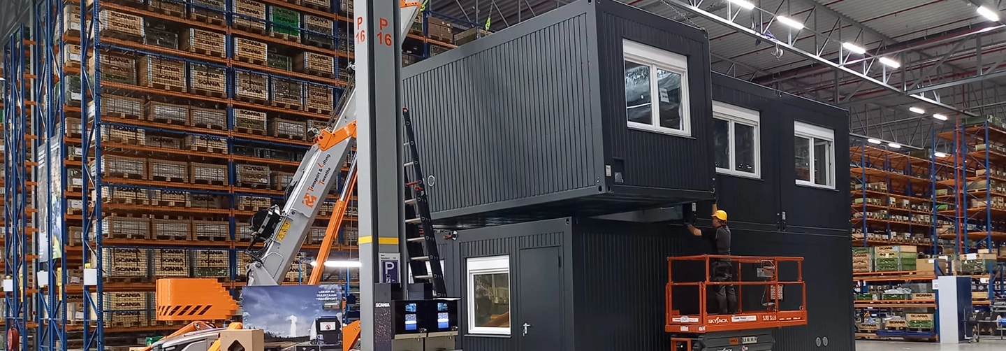 Units gestappeld in een fabriekshal plaatsen