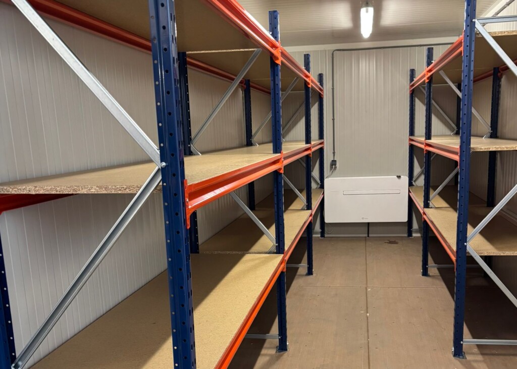 Stellingen in een opslag container