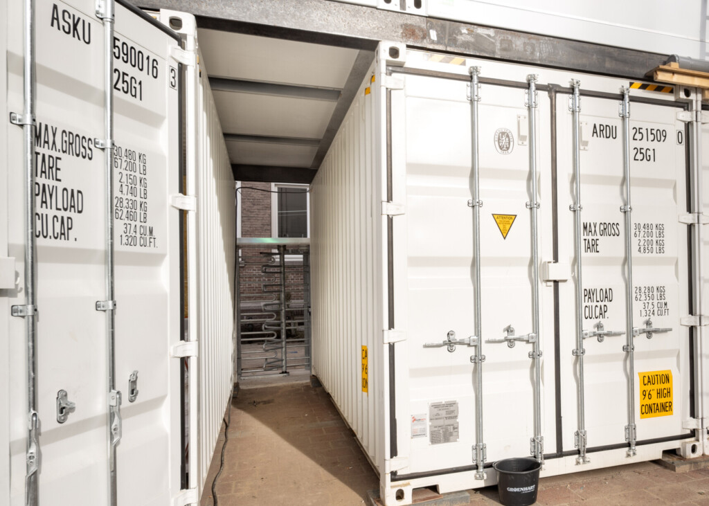 Opslag containers met doorgang
